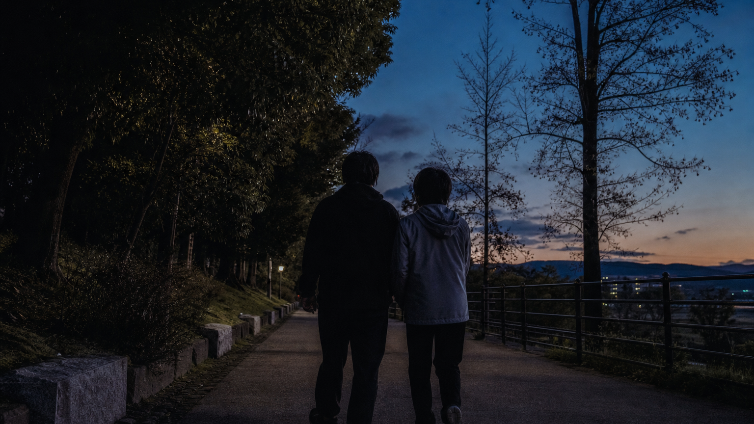 夕暮れの遊歩道を寄り添って歩く2人の後ろ姿（軽やかになった毎日を象徴するカット）